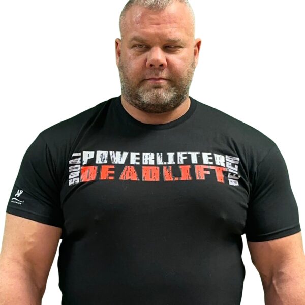 Powerlifter T-särk - Squat Bench Deadlift trükk mustast puuvillasest särgist, mille on kujundanud Rauno Heinla