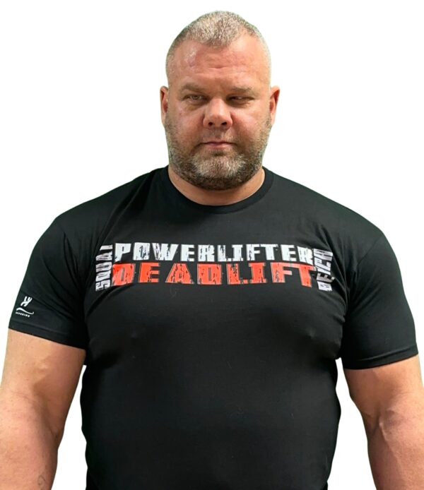 Powerlifter T-särk - Squat Bench Deadlift trükk mustast puuvillasest särgist, mille on kujundanud Rauno Heinla